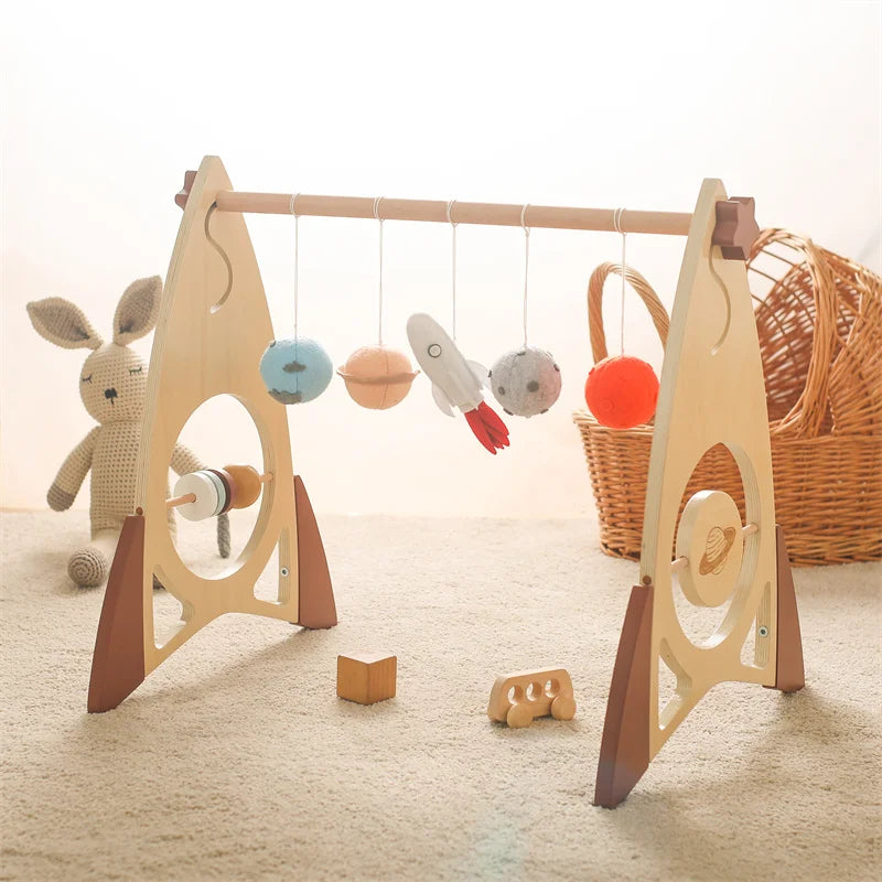 Houten Babygym Raket - Montessori Speelgym met Hangende Rammelaars